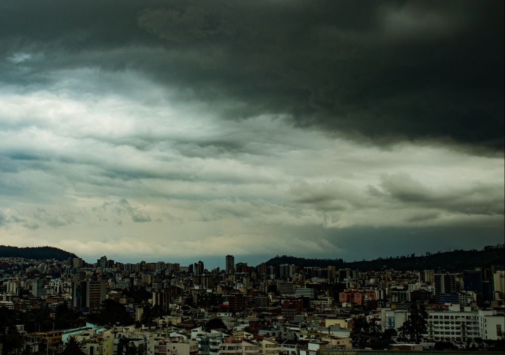 Quito Las nubes de tormenta cubrieron la ciudad de Quito y en cuestión de minutos las calles acabaron cubiertas de una gruesa capa de granizo.