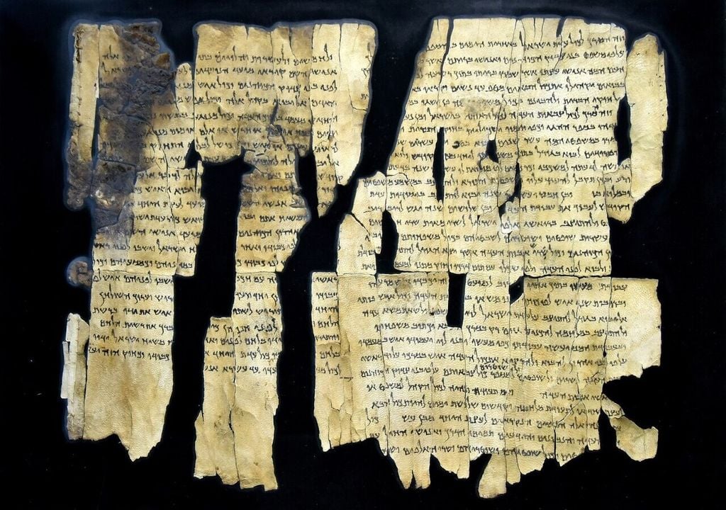 Totes-Meer-Schriftrolle 28a (1Q28a) aus den Qumran-Höhle 1, Ausstellung im Jordan Museum in Amman. Totes-Meer-Schriftrolle 28a (1Q28a) aus den Qumran-Höhle 1, Ausstellung im Jordan Museum in Amman.