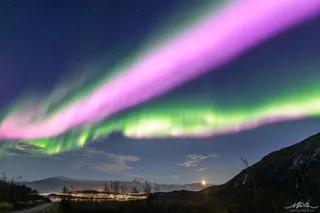 Una grieta en el campo magnético terrestre provoca una aurora boreal rosada