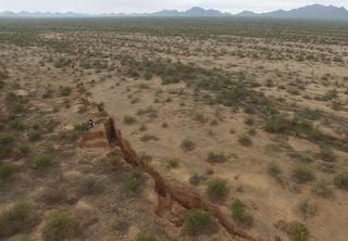 En Estados Unidos están apareciendo grietas gigantes en el suelo, ¿a qué se deben?