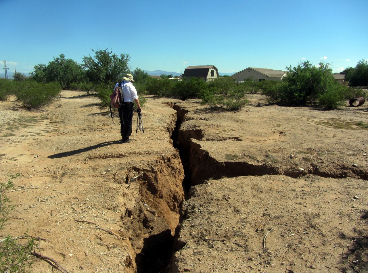 Giant cracks in the ground are appearing across the United States. What's  causing them?