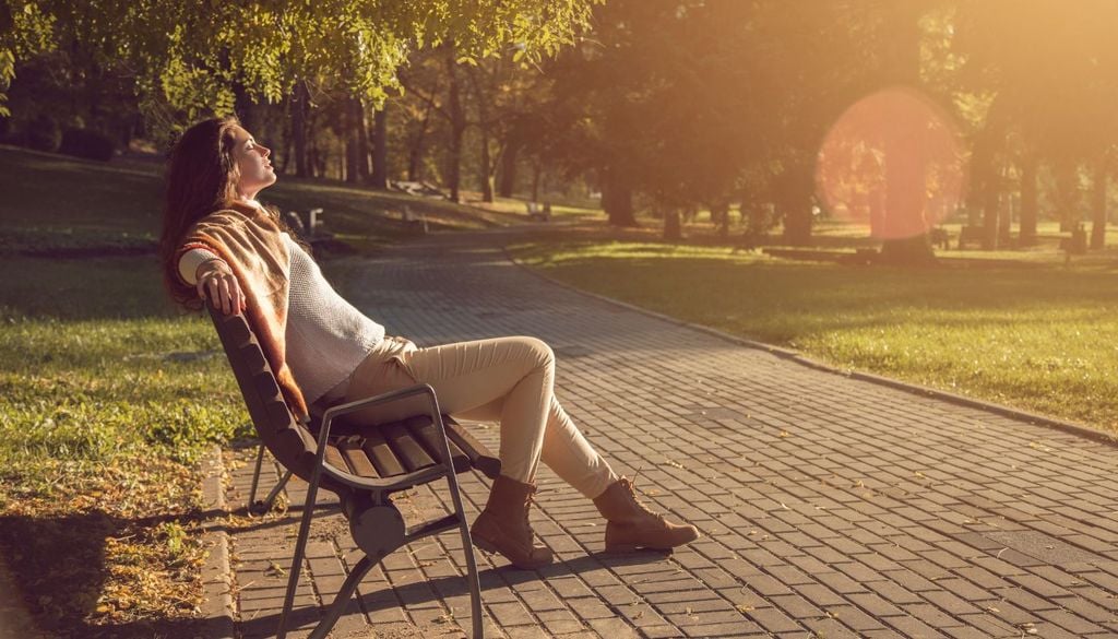 Tomar unos minutos de luz natural durante el día puede ser una forma simple de ayudar al cuerpo a regular sus ritmos internos.