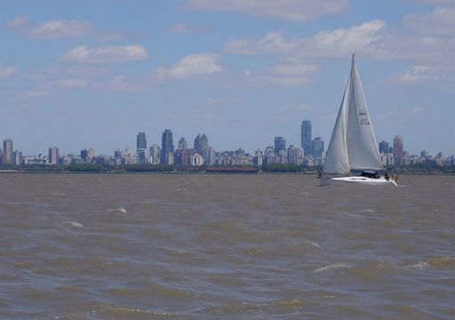 R&aacute;fagas y 80 % de probabilidad de lluvias: el R&iacute;o de la Plata pide cautela para navegar en este finde largo