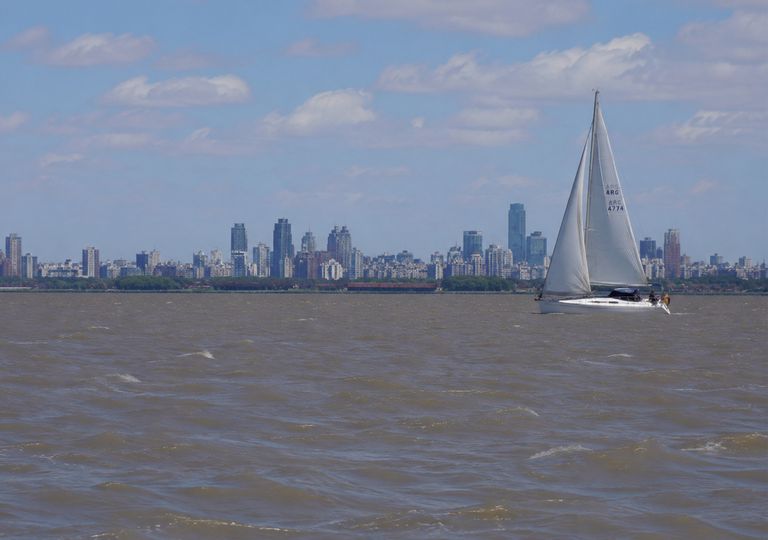 R&aacute;fagas y 80 % de probabilidad de lluvias: el R&iacute;o de la Plata pide cautela para navegar en este finde largo