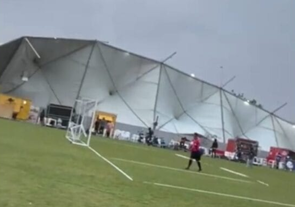 Rajadas de vento de até 90 km/h provocam caos em Santa Catarina.