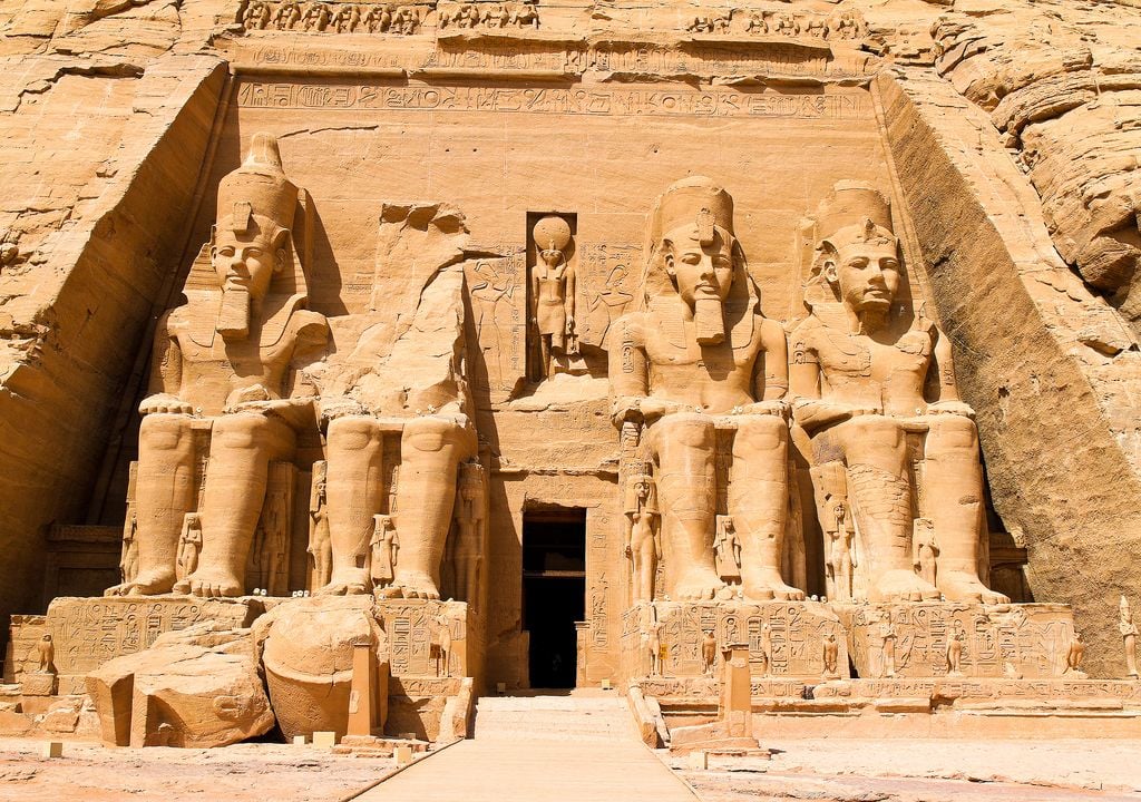 Exterior del gran templo de Abu Sinbel, Egipto, en honor al faraón Ramsés II.