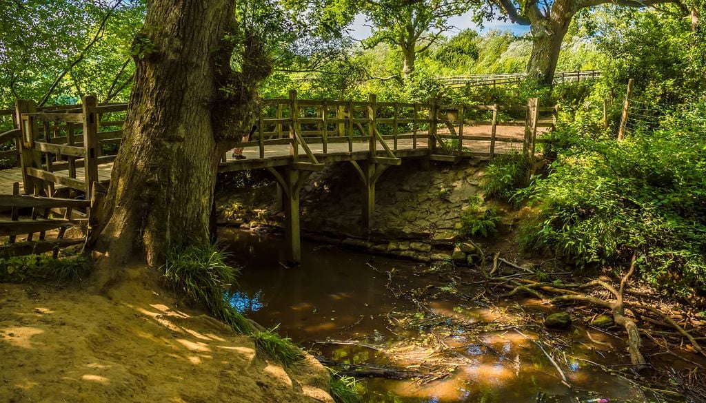 Poohsticks Bridge, le pont en bois d'où l'auteur a inventé la course de bâtons pour jouer avec son fils.