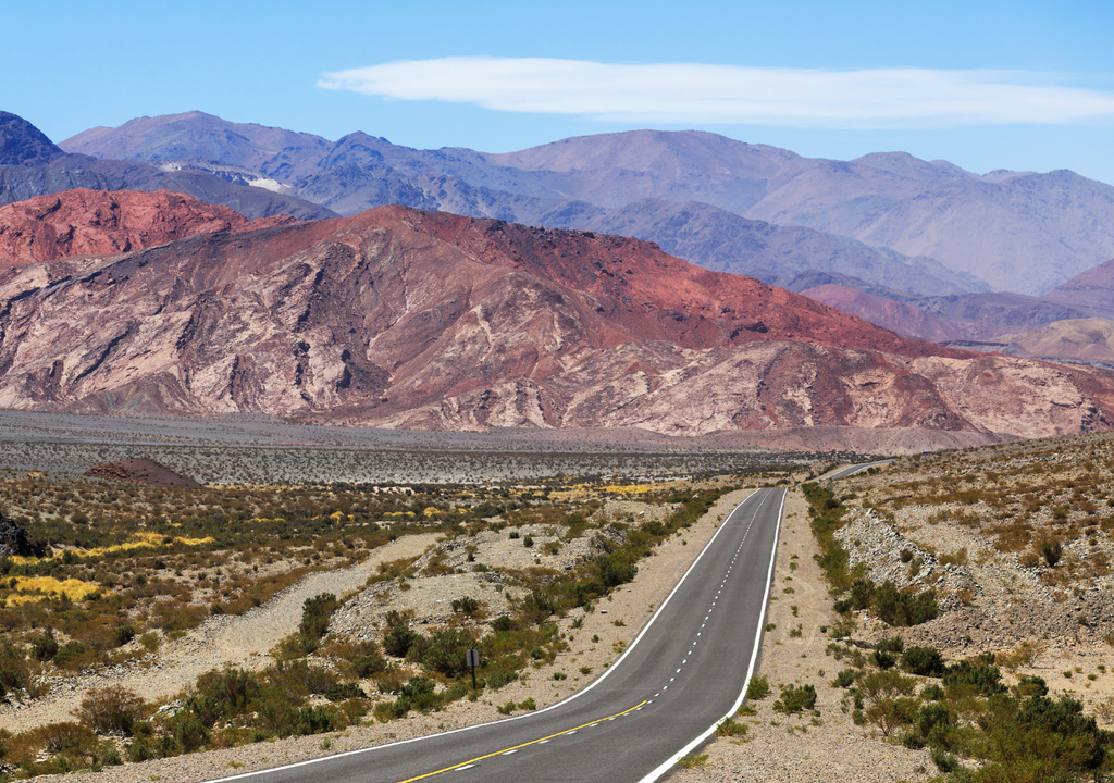 Turismo Argentina A nivel nacional, el turismo en Argentina representa 5,5% de las exportaciones y genera cerca de 1,2 millones puestos de trabajo.