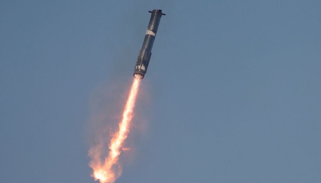 Nell'immagine, il booster Super Heavy in ritorno verso la rampa di aggancio a terra.