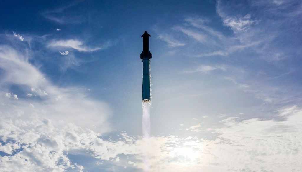 Nell'immagine, la Starship spinta dal Super Heavy dai 33 motori Raptor V3. Questi motori sono stati ottimizzati, integrando molte parti in pochi componenti, in modo da poter eliminare anche le pesanti e ingombranti protezioni termiche. Credit: SpaceX