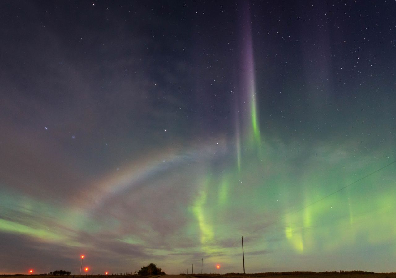 Auroras boreais vermelhas dão show nos céus da Europa e América; vídeo