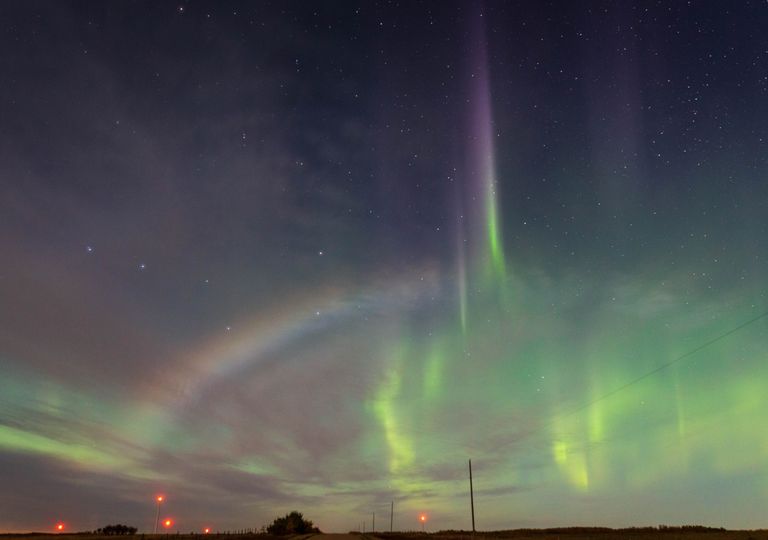 Raras fotografias capturam arco-íris lunar e aurora ao mesmo tempo Raras fotografias capturam arco-íris lunar e aurora ao mesmo tempo
