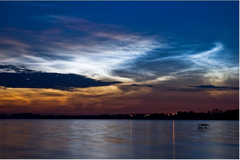 Foto de nubes noctilucentes con tonalidades rojas de Marek Nikodem de Szubin, Polonia Foto de nubes noctilucentes con tonalidades rojas de Marek Nikodem de Szubin, Polonia