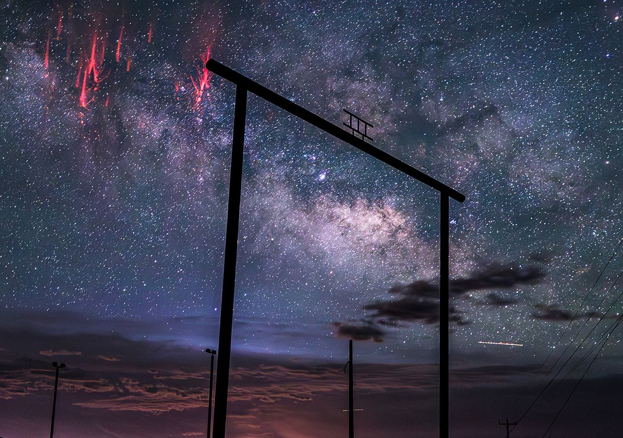 Duendes o espectros rojos sobre una tormenta.