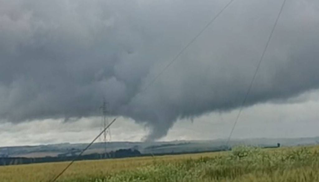 Registro de um 'tornado landspout' em Ponta Grossa, no Paraná. Foto: Reprodução/ Redes Sociais