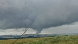 Raro &lsquo;tornado landspout&rsquo; chama a aten&ccedil;&atilde;o no interior do Paran&aacute;; veja imagens