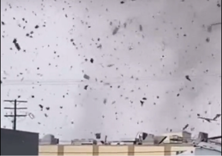 Raro tornado vicino Los Angeles provoca danni e feriti: video Raro tornado vicino Los Angeles provoca danni e feriti: video