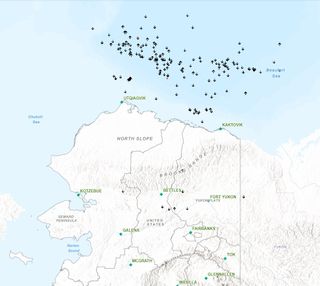 Raros rayos sobre el mar helado ártico al norte de Alaska