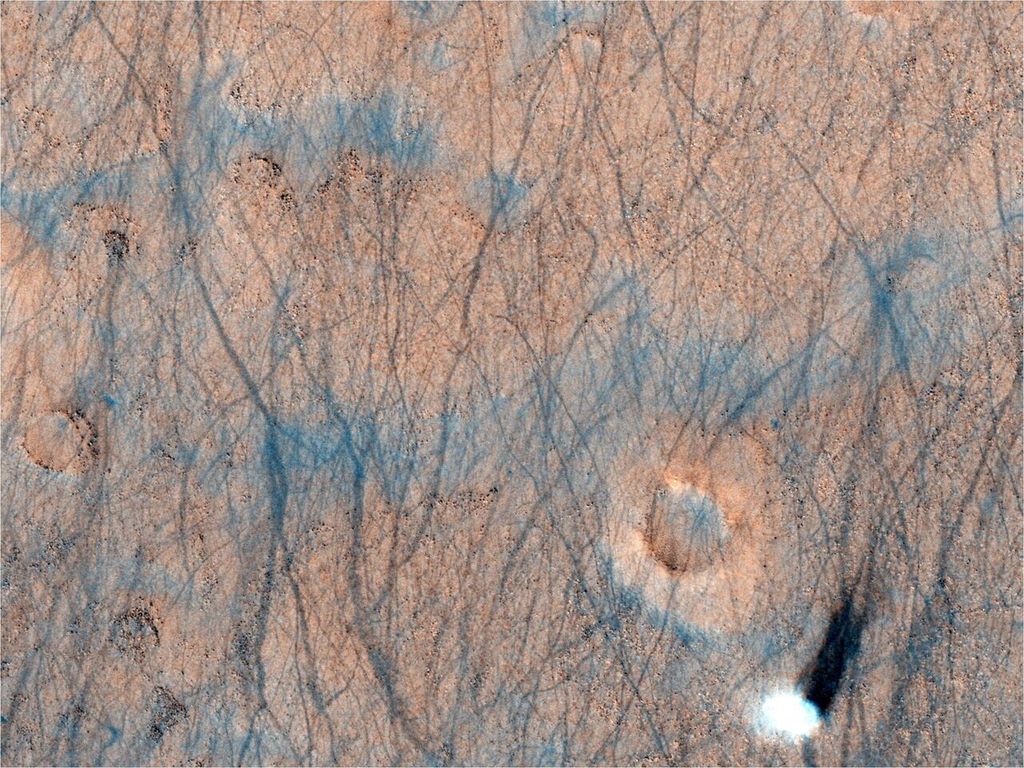 Aufnahme eines Staubteufels, also eines Wirbelsturms aus Staub, der über die Marsoberfläche fegt.Aufnahme eines Staubteufels, also eines Wirbelsturms aus Staub, der über die Marsoberfläche fegt. Aufnahme eines Staubteufels, also eines Wirbelsturms aus Staub, der über die Marsoberfläche fegt.Aufnahme eines Staubteufels, also eines Wirbelsturms aus Staub, der über die Marsoberfläche fegt.