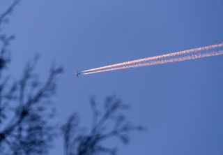 Rastros de aviões: fenômeno considerado prejudicial ao clima pode ser evitado com ajuda da inteligência artificial