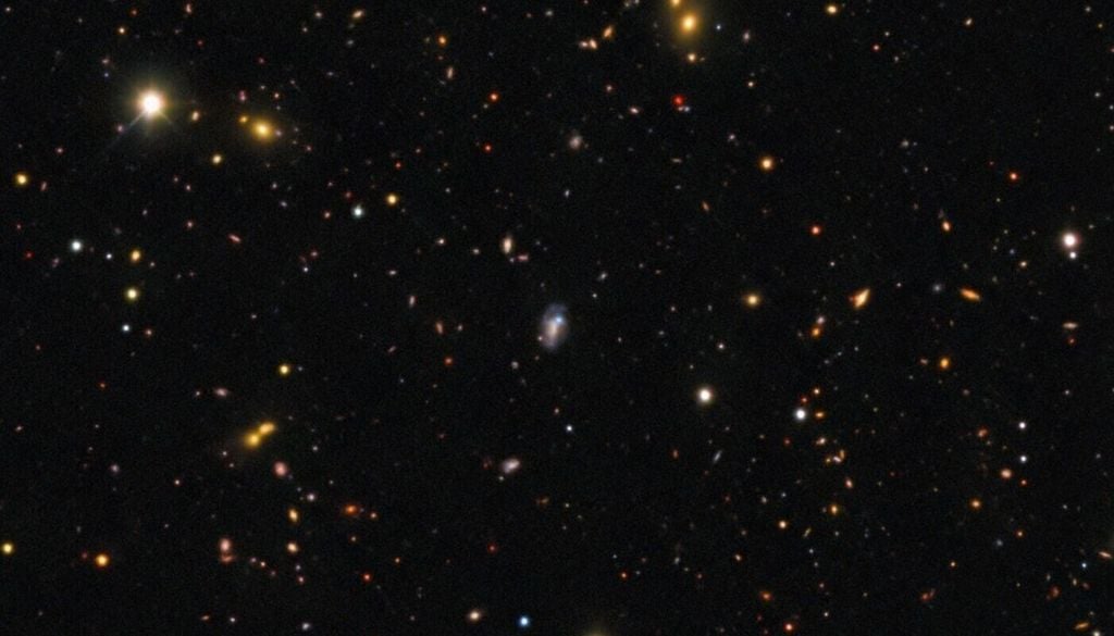 Die Supernova SN 2026gzf ist als leuchtender Punkt in der zentralen blauen Galaxie zu sehen. Sie wurde durch einen Röntgenblitz entdeckt, der am 21. März 2026 von der Einstein-Sonde aufgenommen wurde. Bild: CTIO/NOIRLab/DOE/NSF/AURA