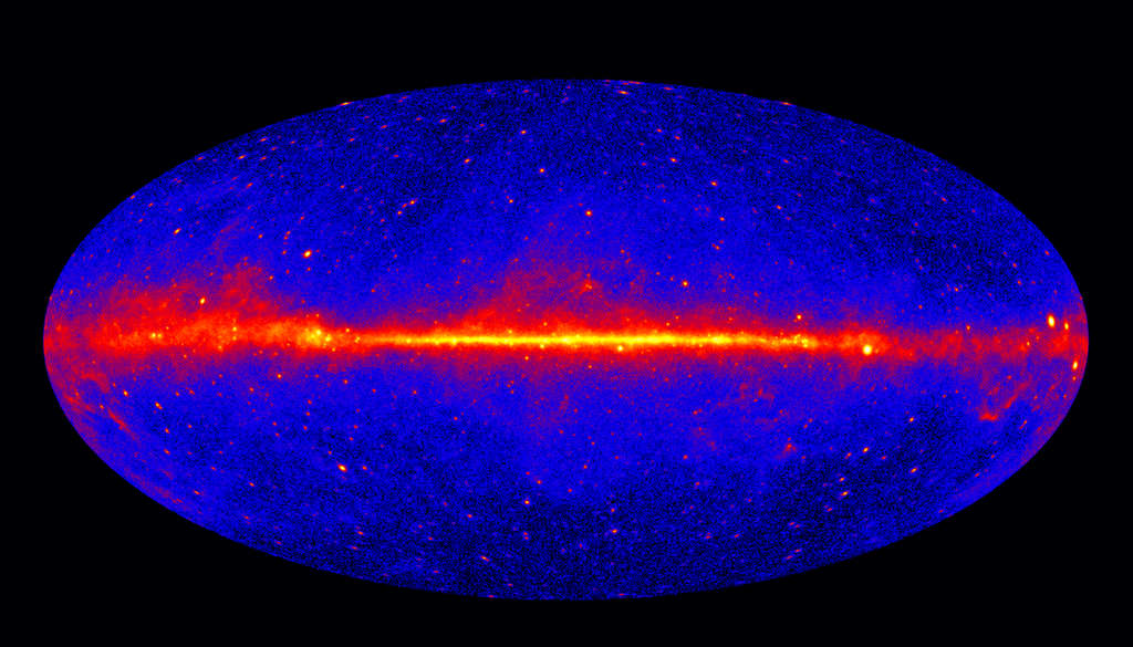 Hier ist Gammastrahlung (größer als 1 GeV) abgebildet, die über den gesamten Himmel detektiert wurde. Hellere Bereiche zeigen mehr Strahlung (Studie von 2009–2013). Hier ist Gammastrahlung (größer als 1 GeV) abgebildet, die über den gesamten Himmel detektiert wurde. Hellere Bereiche zeigen mehr Strahlung (Studie von 2009–2013). Bild: NASA/DOE/Fermi LAT Collaboration