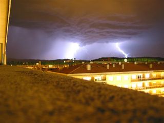 Rayos desde el balcón de mi casa en Girona: Secuencia animada