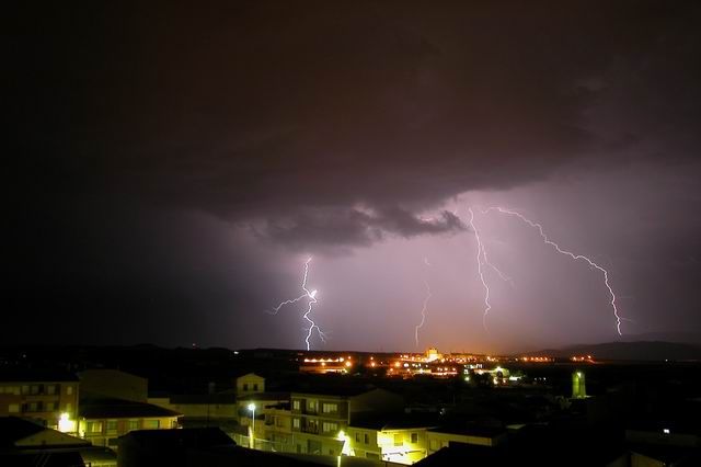 Rayos En Caudete (Albacete) Pedro Pablo Vinader Serranopedropablovinader@hotmail.comHola, he descubierto recientemente la revista y me parece de lo mas interesante, os envío una de mis primeras incursiones en la fotografía digital de tormentas eléctricas y he de decir que he quedado gratamente impresionado con los resultados.La fotografía fue tomada el 22/09/2003 en Caudete ( Albacete ) con una Nikon coolpix 5000, trípode y una exposición de 8 seg.Saludos cordiales,