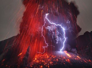 Canarie, spettacolari fulmini sopra il vulcano durante l'eruzione