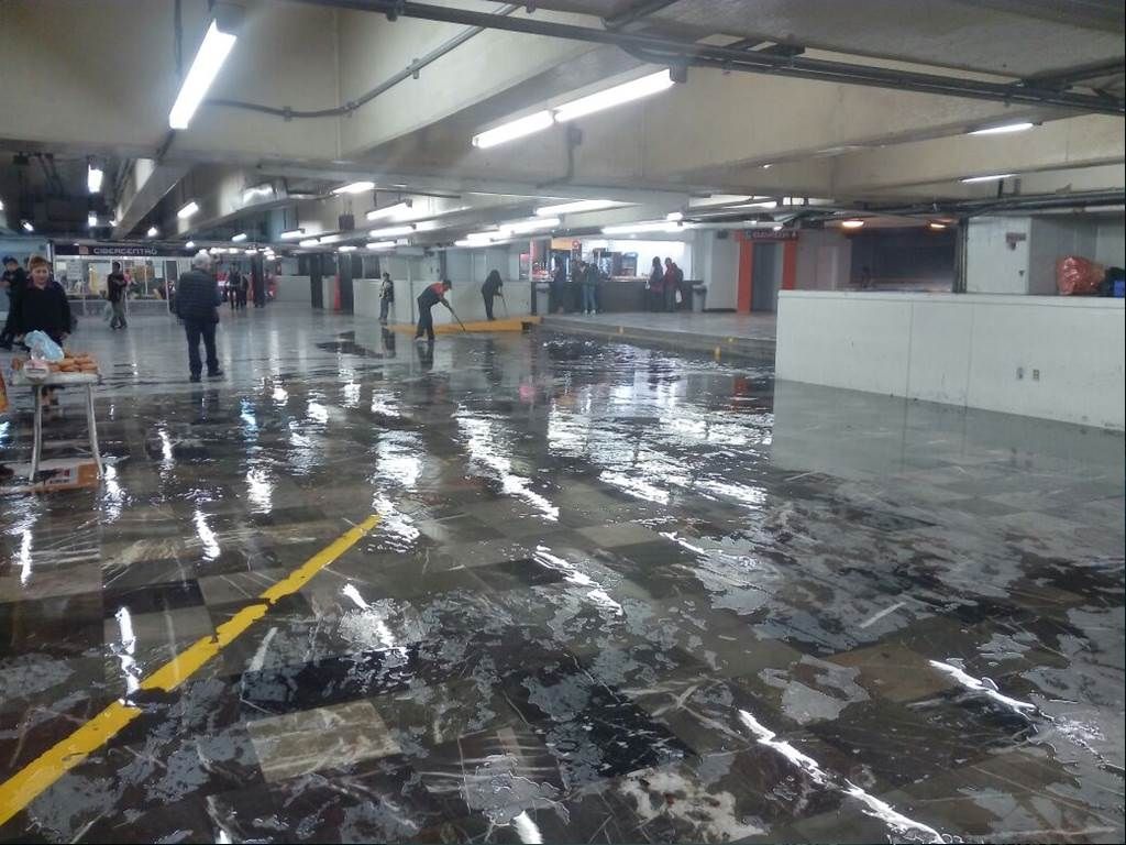 La línea A del metro presenta año con año inundaciones, en esta ruta hay una estación bajo el nombre Canal de San Juan. La línea A del metro presenta año con año inundaciones, en esta ruta hay una estación bajo el nombre Canal de San Juan.