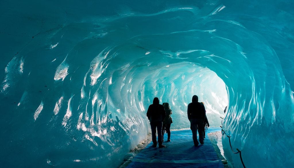 La grotte de la Mer de Glace, creusée depuis 1946, pourrait ne jamais devenir centenaire. La grotte de la Mer de Glace, creusée depuis 1946, pourrait ne jamais devenir centenaire.