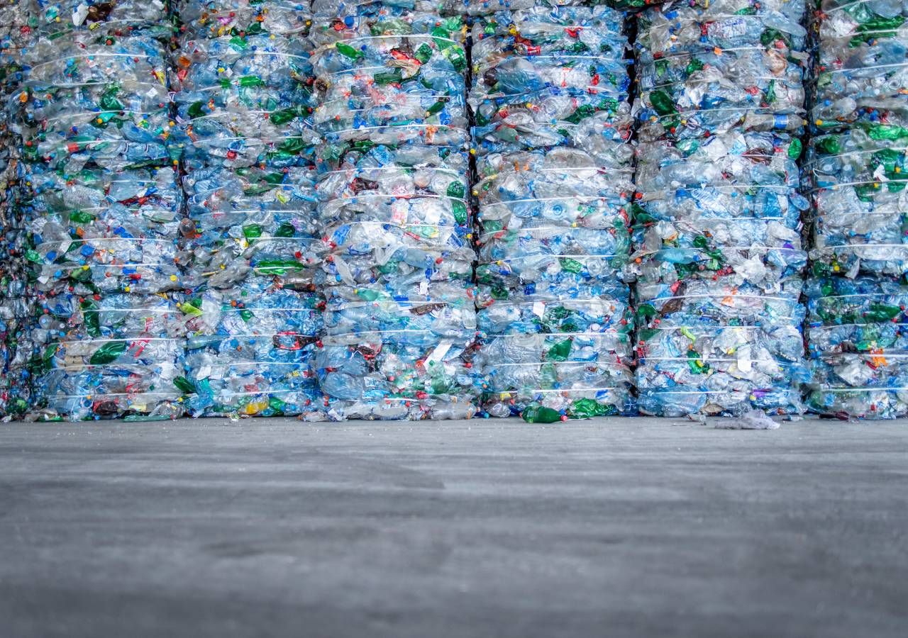 A indústria dos plásticos está agora a comercializar enganosamente a reciclagem “avançada” ao público, mesmo quando os especialistas reconhecem discretamente as suas muitas falhas.