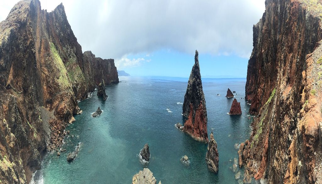 A costa da ilha da Madeira é constituída por extensos habitats costeiros de recifes rochosos e fundos marinhos naturais ao longo de toda a sua extensão. Foto: C MSROSA, trabalho do próprio, CC BY-SA 4.0, Wikimedia Commons