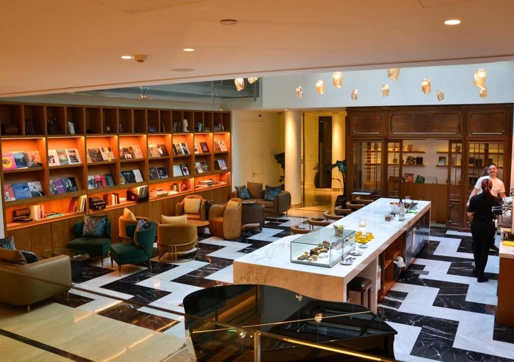 Café de prensa Café de prensa: un espacio donde café, tragos, vinilos y diseño deleitan con una pausa elegante y sensorial.