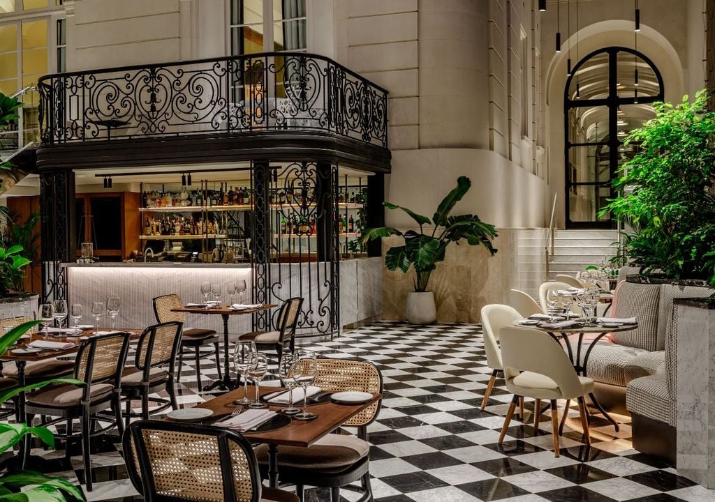 Mansión Mihura Sobre el lateral derecho, el pasadizo perteneciente a la ex mansión Mihura que hoy conecta el antiguo paseo de carruajes con las nuevas instalaciones del hotel Recoleta Grand.