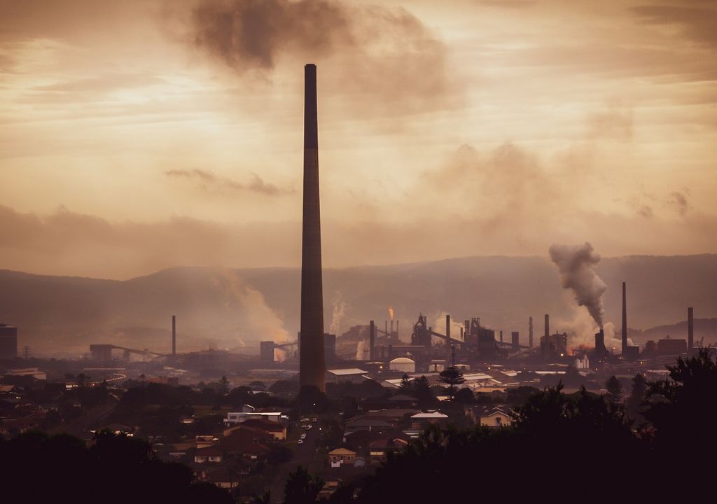 Industria emitiendo gases a la atmósfera