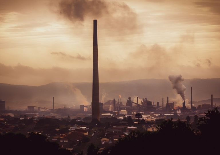 Industria emitiendo gases a la atmósfera Industria emitiendo gases a la atmósfera