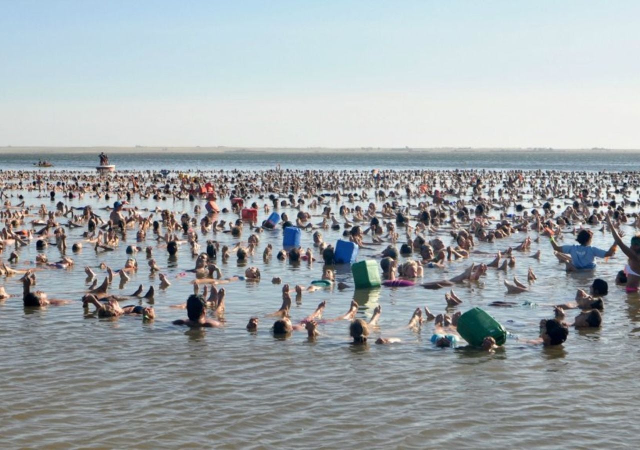 El mayor número de personas flotando en línea, récord Guinness registrado en el Lago Epecuén.
