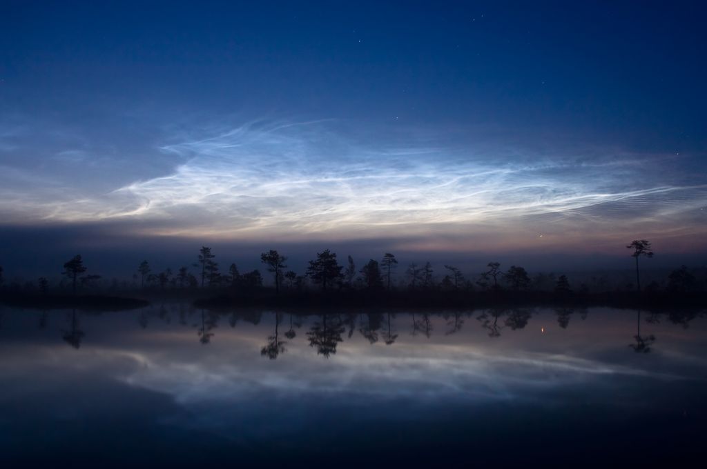 Nubes noctilucentes en el parque nacional de Soomaa. Wikipedia