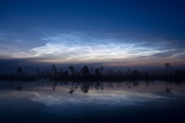 Nubes noctilucentes en el parque nacional de Soomaa. Wikipedia Nubes noctilucentes en el parque nacional de Soomaa. Wikipedia
