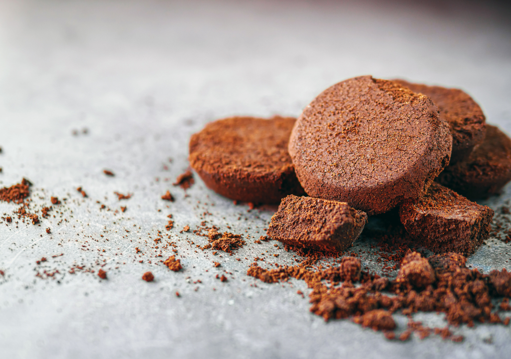 Los posos de café usados pueden aplicarse en pequeñas cantidades sobre el césped, siempre secos y de forma uniforme, para integrarse al suelo sin dañarlo.