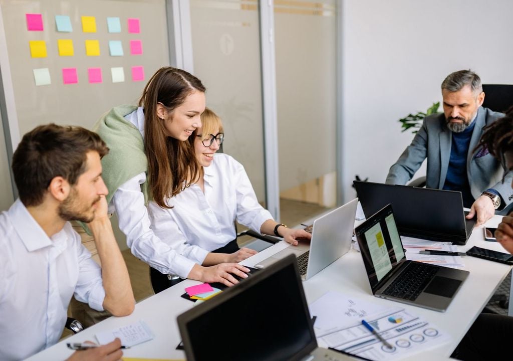 Emprendimiento joven Además de inyectar recursos, este concurso busca abrir puertas a redes internacionales que normalmente están fuera del alcance de jóvenes sin contactos.