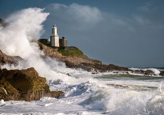 Red warning as explosive Storm Eunice to bring 100mph gusts and snow