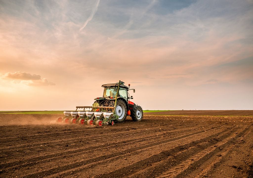 maquinaria agrícola en el campo