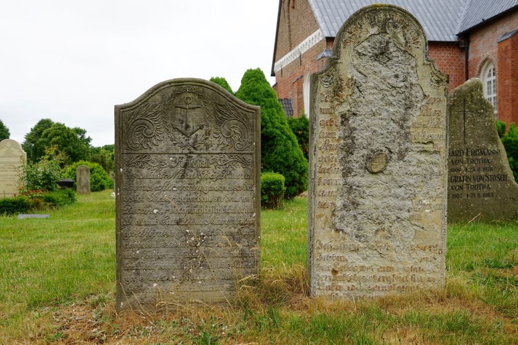 Grabsteine Nieblums sprechende Grabsteine berichten vom Leben verstorbener Dorfbewohner. Foto: Adobe Stock