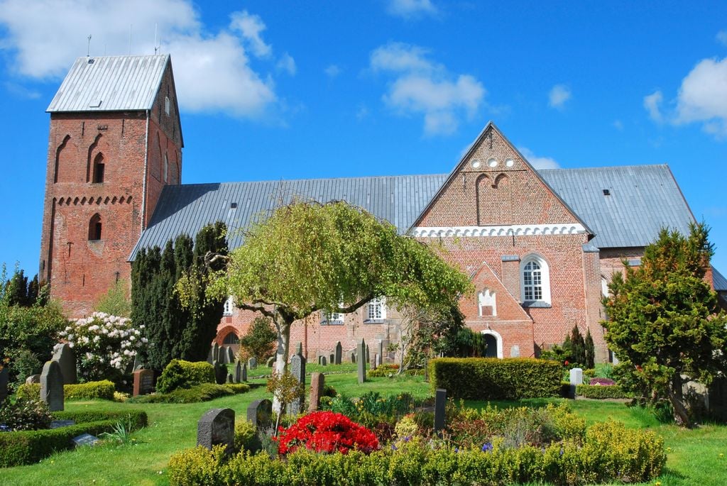 Friesendom Kirche und historischer Ort: Der Friesendom im Inseldorf Nieblum. Foto: Adobe Stock