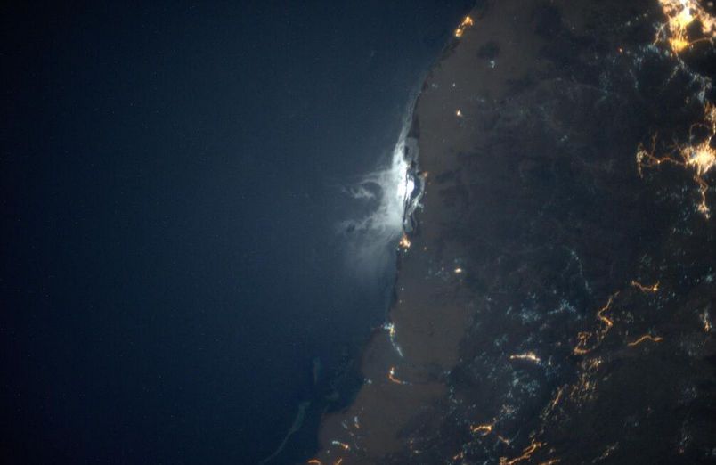 Sí, el autor de la foto desde la ISS muestra como la Luna se refleja en las aguas apacibles al sur de Meca.  Gracias a la altura de la ISS, con la Luna atrás de la nave, el autor fotografió su reflejo en ausencia de nubes y sobre aguas tranquilas. Luca Parmitano ‏@astro_luca   Fecha de la foto: 19 oct de 2013