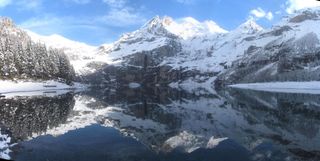 Reflejo lagunar en los Alpes suizos