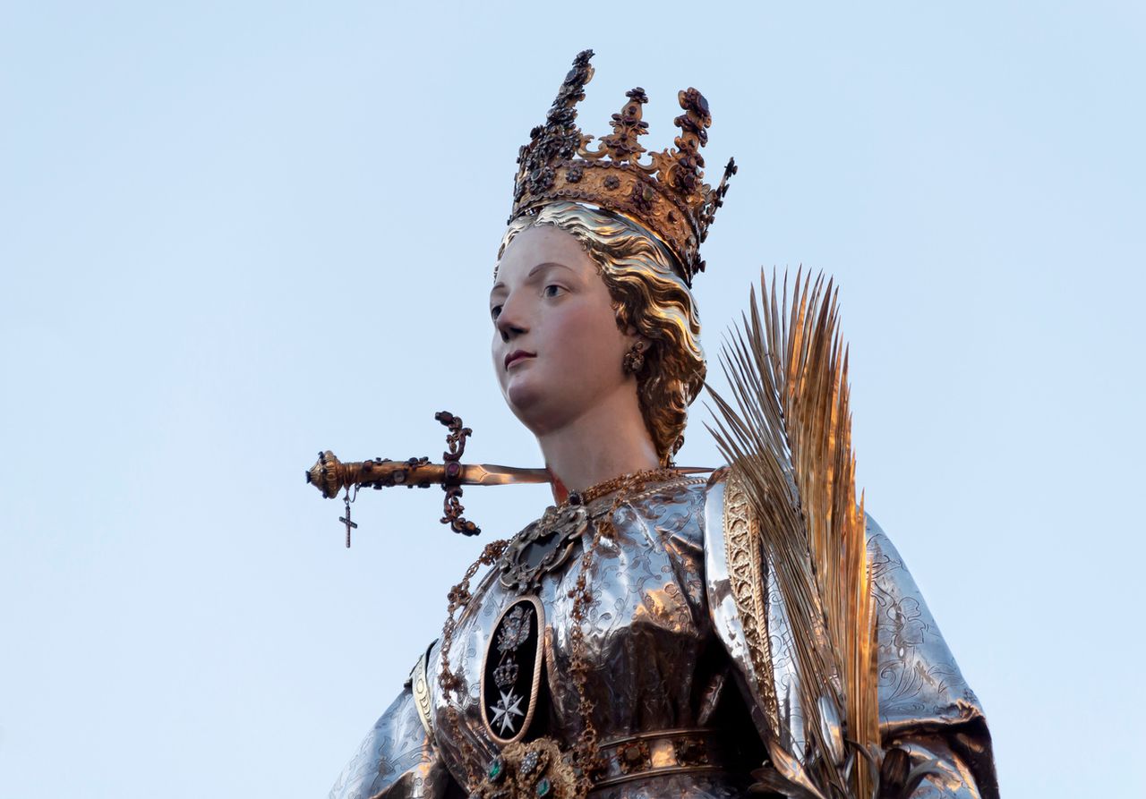 La conexión de Santa Lucía con la luz refleja la importancia simbólica de la luz en medio de la oscuridad invernal.