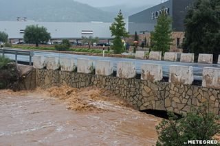 Lluvia de levante, no deja cosa delante